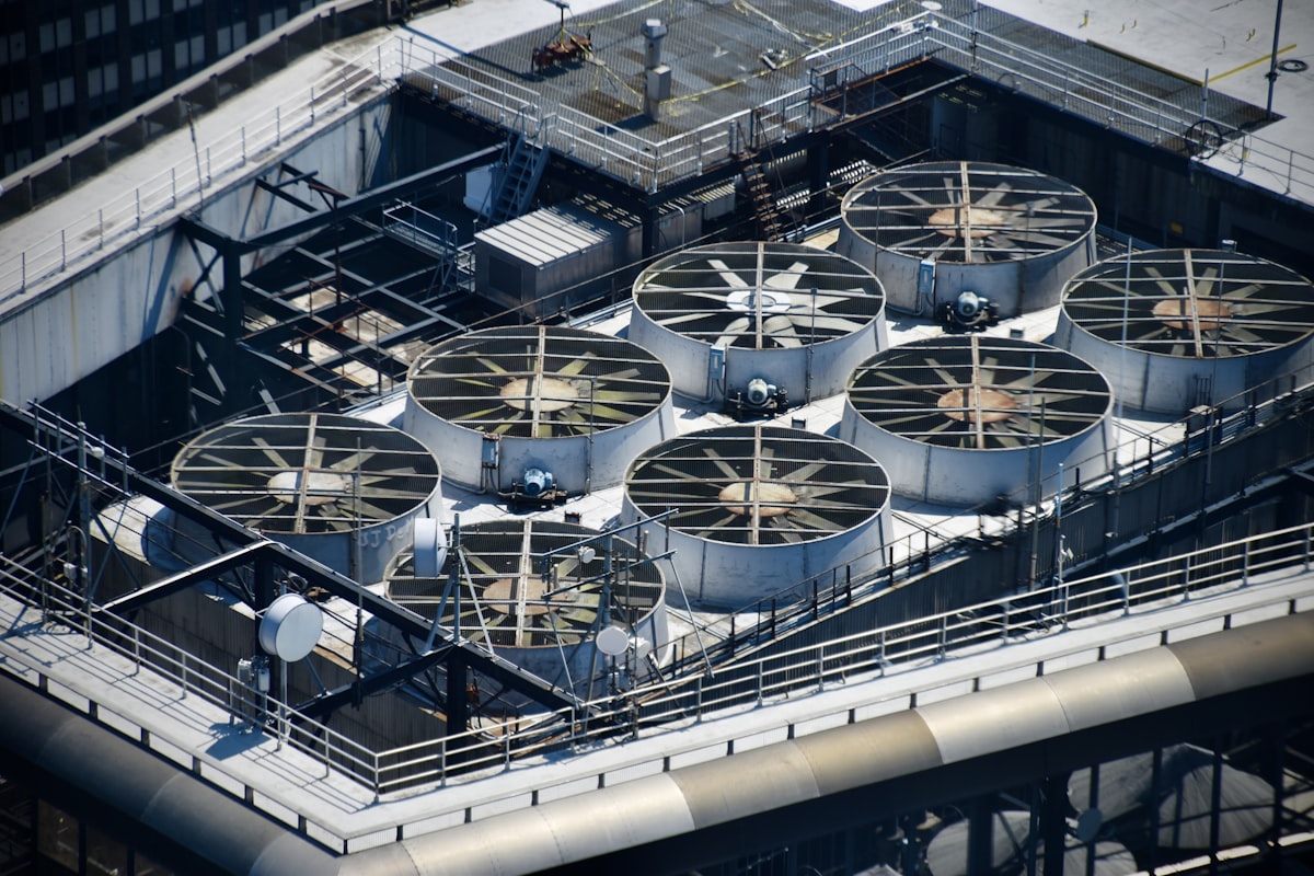 Commercial rooftop HVAC cooling system with multiple fan units