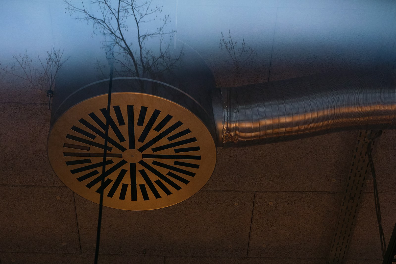 Ceiling ventilation system and air ducts in a clean interior setting