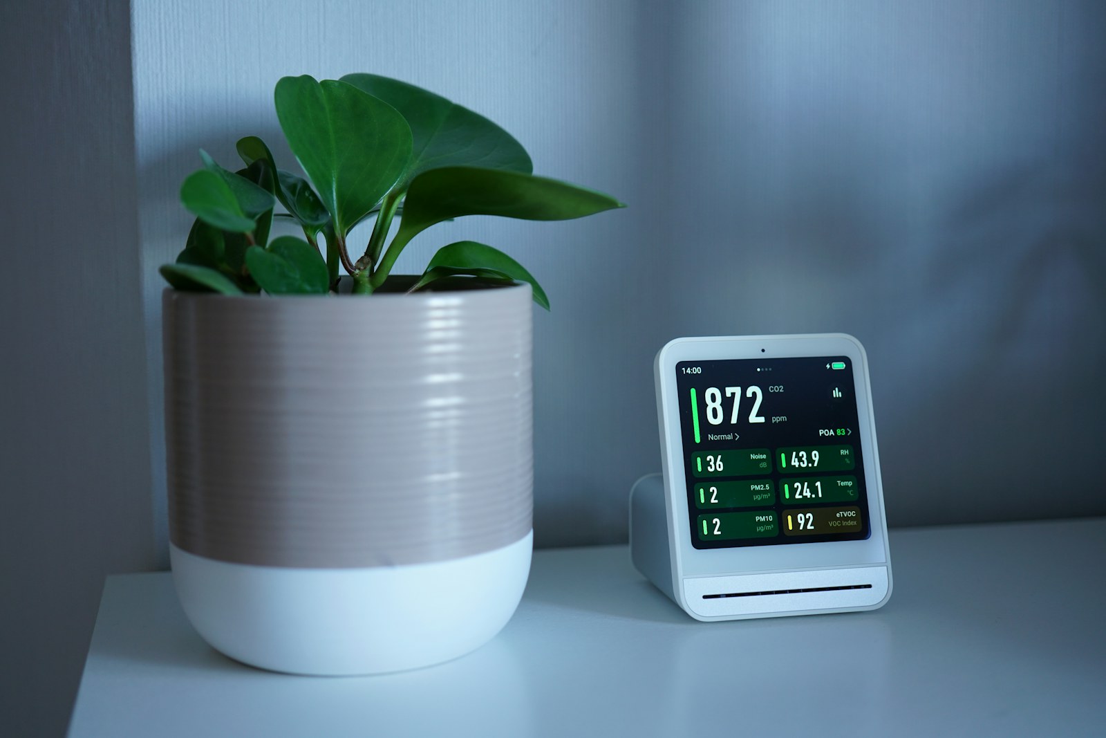 Smart air quality monitor displaying CO2, temperature, and humidity for wireless zone control